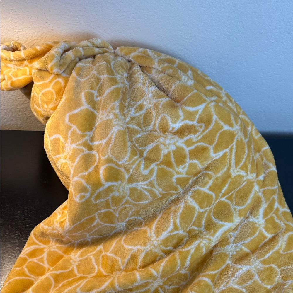 Plush Floral Patterned Throw